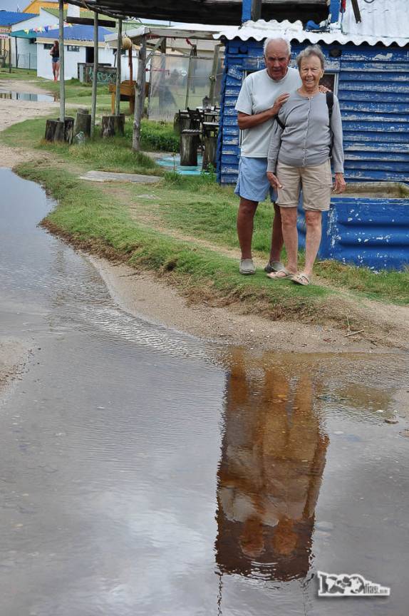 Depois da chuva, o Joca e a Ixa enfrentam as ruas molhadas de Cabo Polonio, no litoral do Uruguai